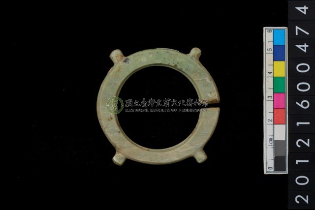 帶四突起玦形耳飾