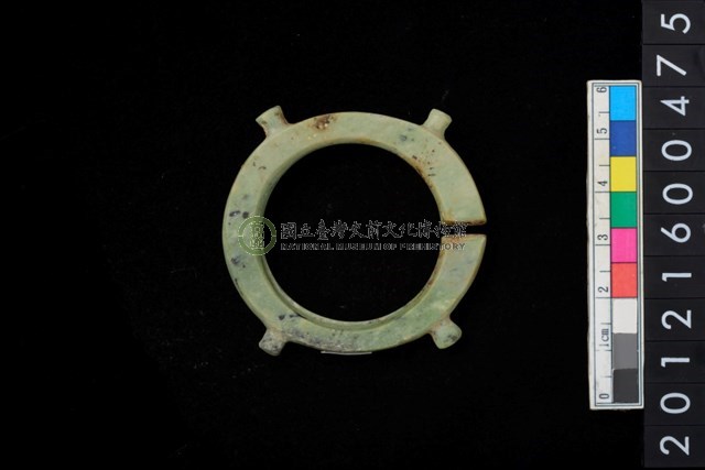 帶四突起玦形耳飾