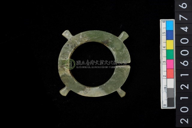 帶四突起玦形耳飾