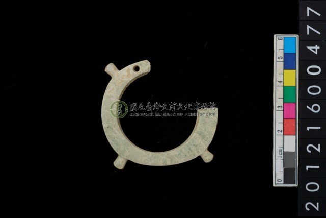 帶四突起玦形耳飾