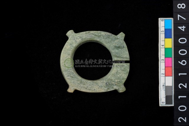 帶四突起玦形耳飾