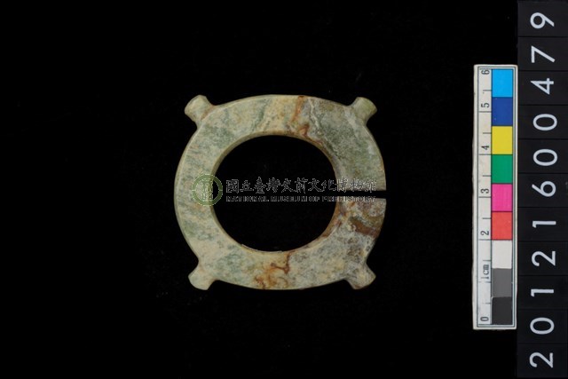 帶四突起玦形耳飾