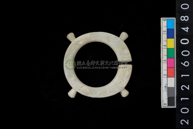 帶四突起玦形耳飾