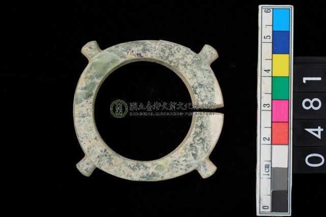 帶四突起玦形耳飾