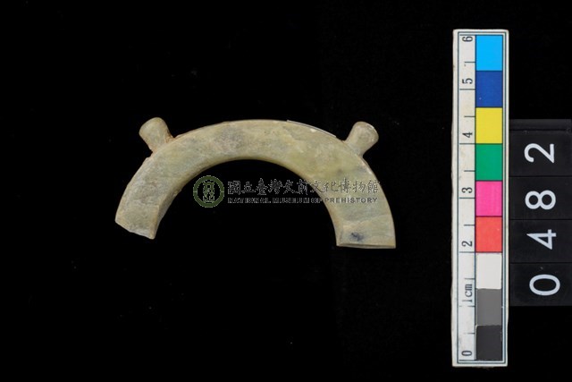 帶四突起玦形耳飾