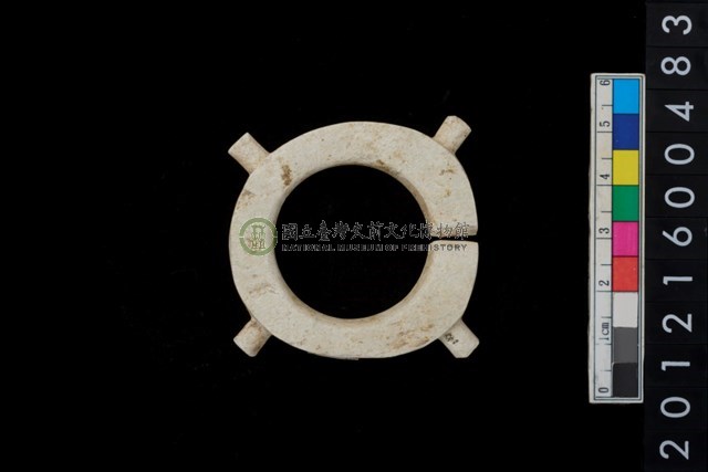 帶四突起玦形耳飾