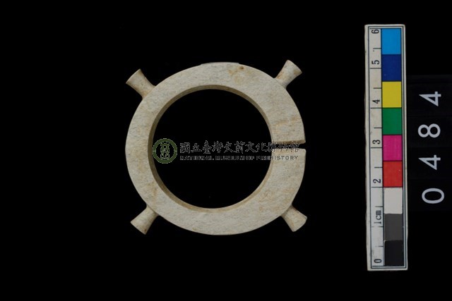 帶四突起玦形耳飾