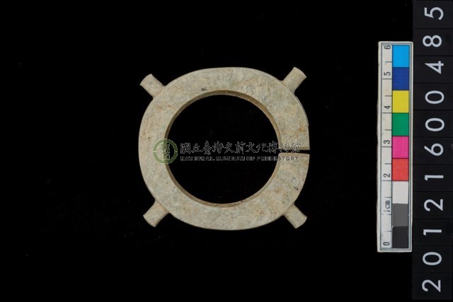 帶四突起玦形耳飾