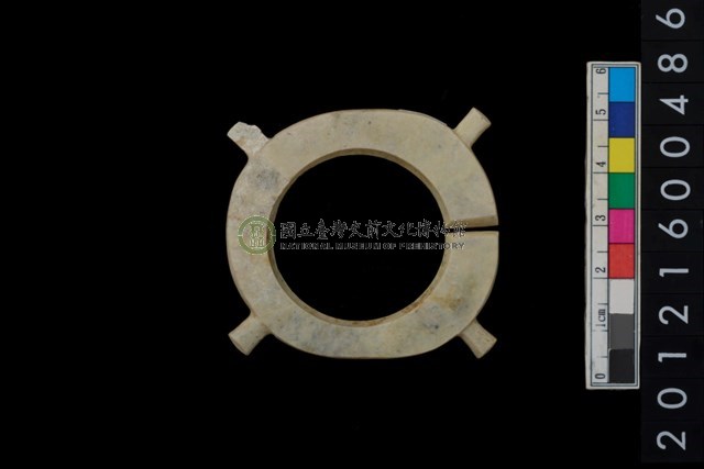 帶四突起玦形耳飾