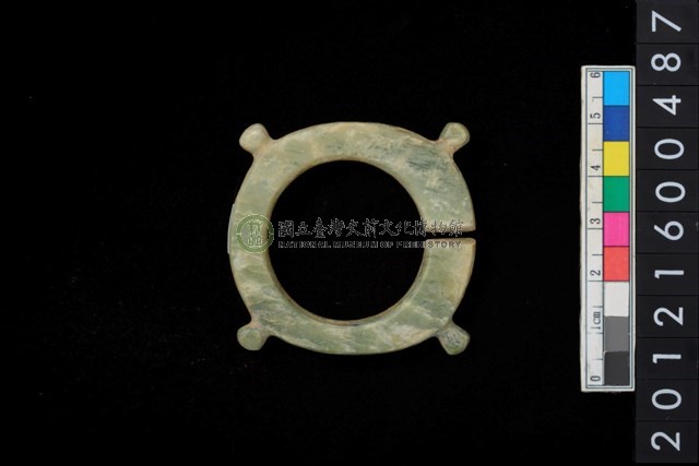 帶四突起玦形耳飾