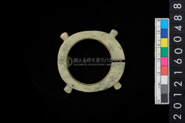 帶四突起玦形耳飾