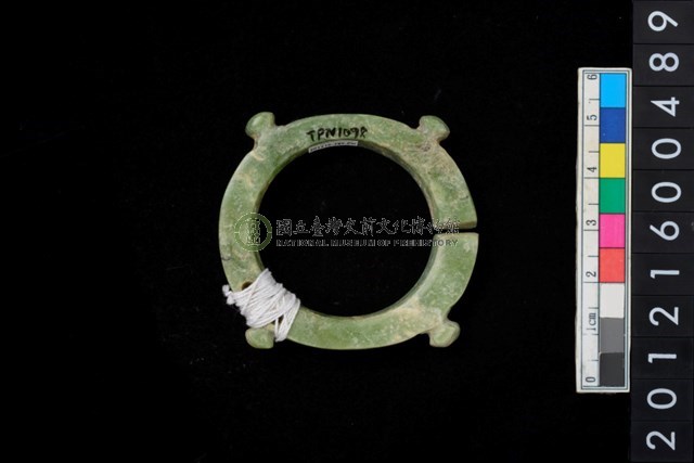 帶四突起玦形耳飾