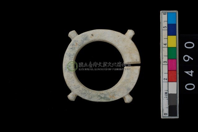 帶四突起玦形耳飾