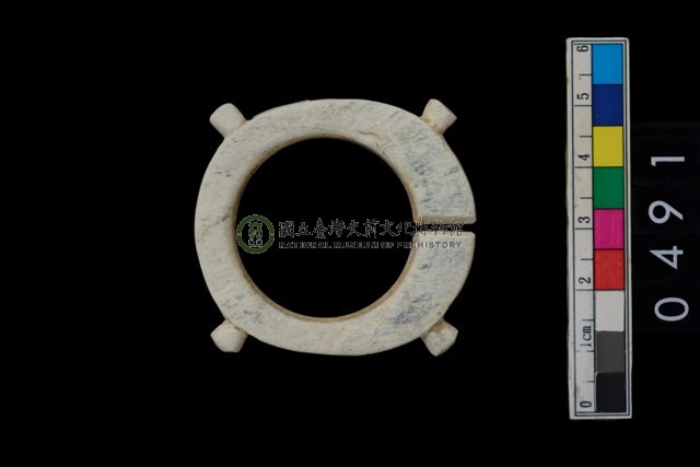 帶四突起玦形耳飾