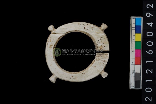 帶四突起玦形耳飾