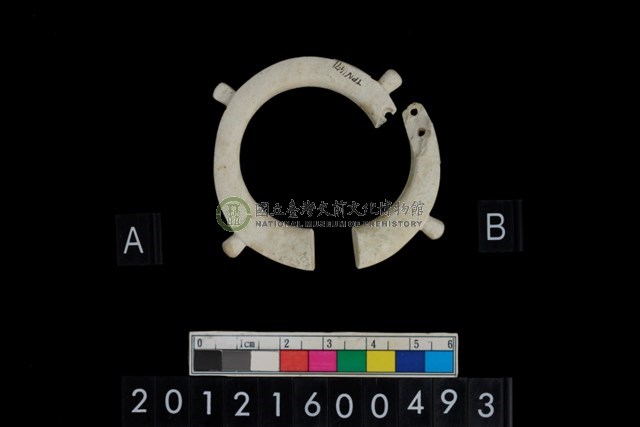 帶四突起玦形耳飾