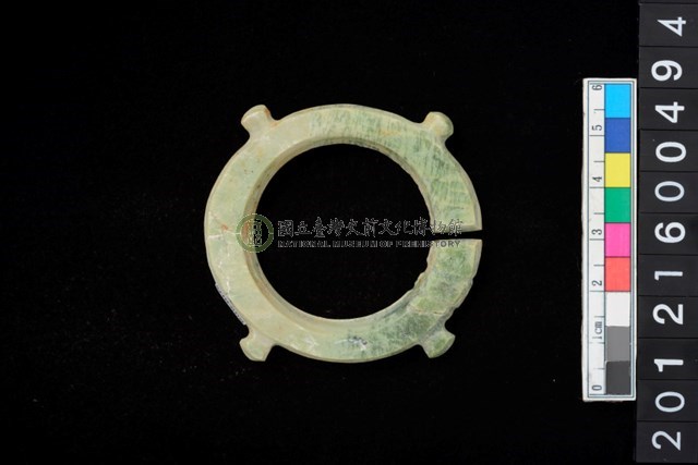 帶四突起玦形耳飾