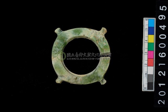 帶四突起玦形耳飾