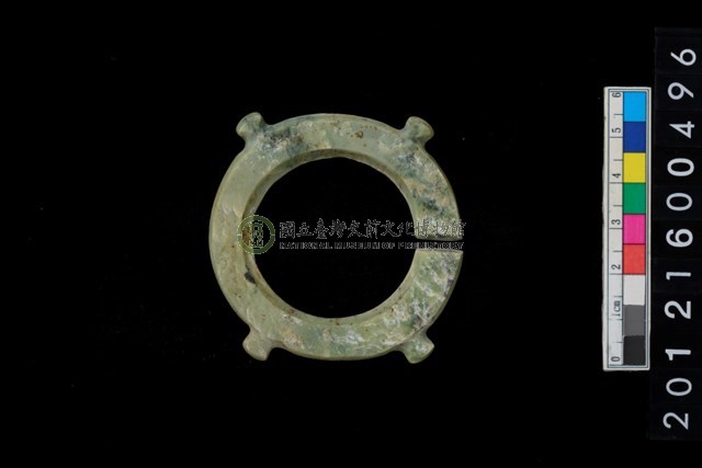 帶四突起玦形耳飾