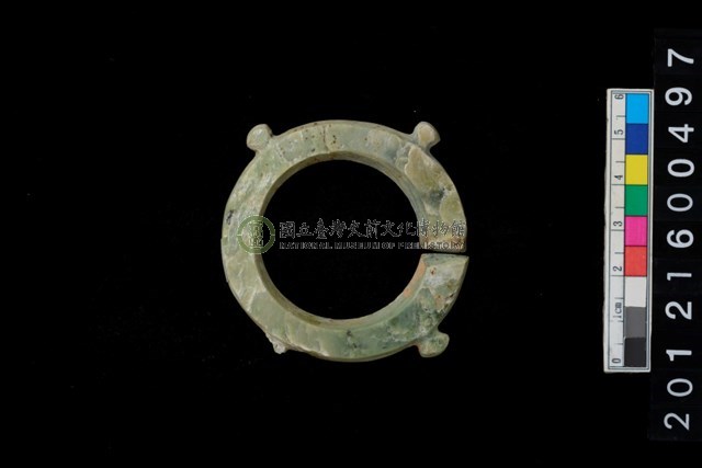 帶四突起玦形耳飾