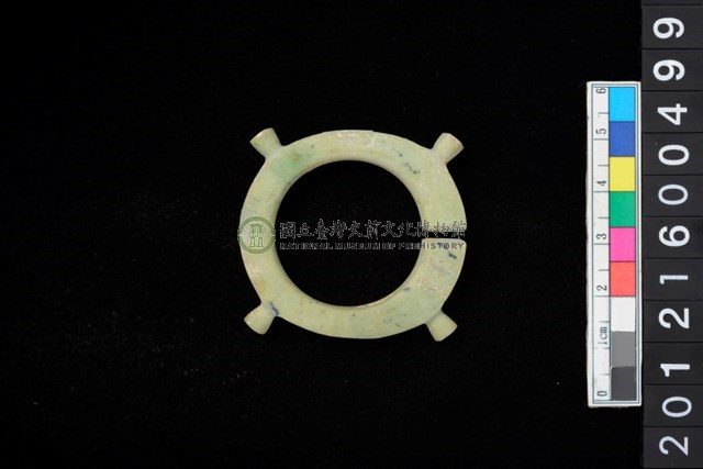 帶四突起玦形耳飾