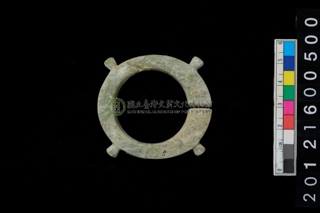 帶四突起玦形耳飾