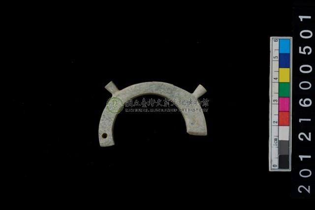 帶四突起玦形耳飾