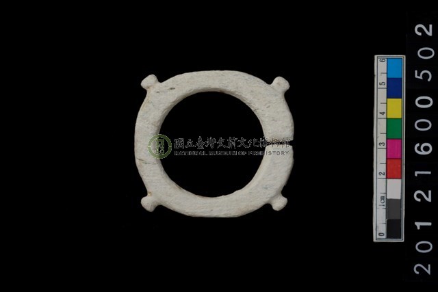 帶四突起玦形耳飾