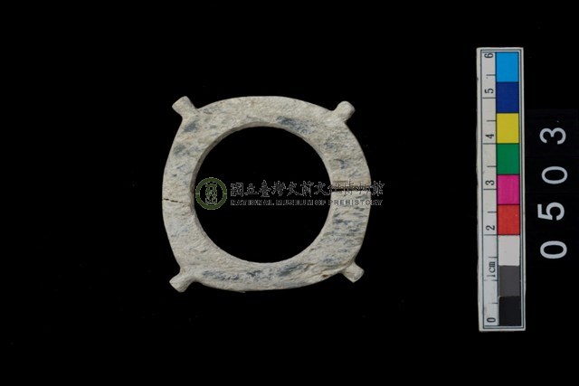 帶四突起玦形耳飾