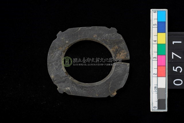 帶四突起玦形耳飾