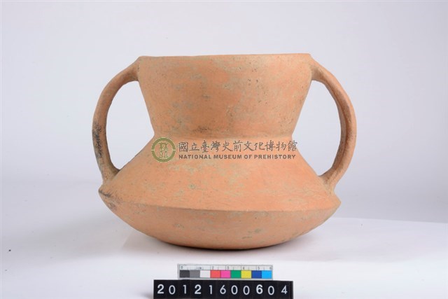 侈口斂唇雙豎把折腹平底罐