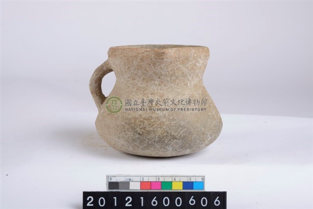 侈口斂唇帶流平底單把罐