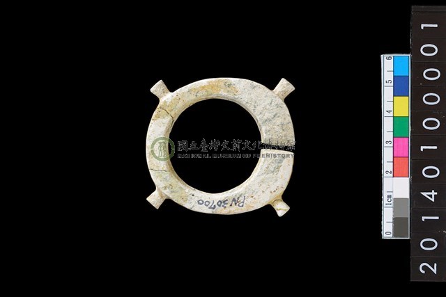 帶四突起玦形耳飾