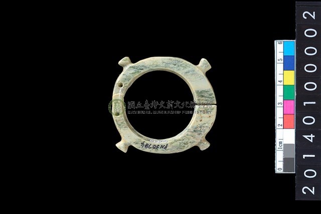 帶四突起玦形耳飾