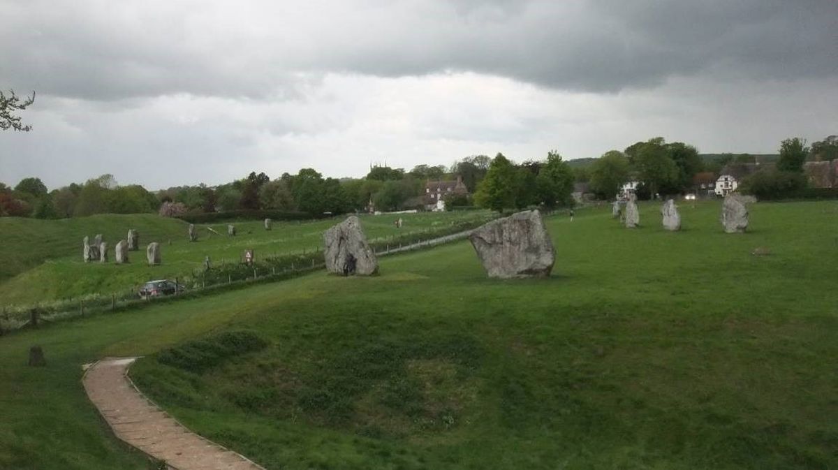 圖7埃夫伯里巨石圈（Avebury stone circle）