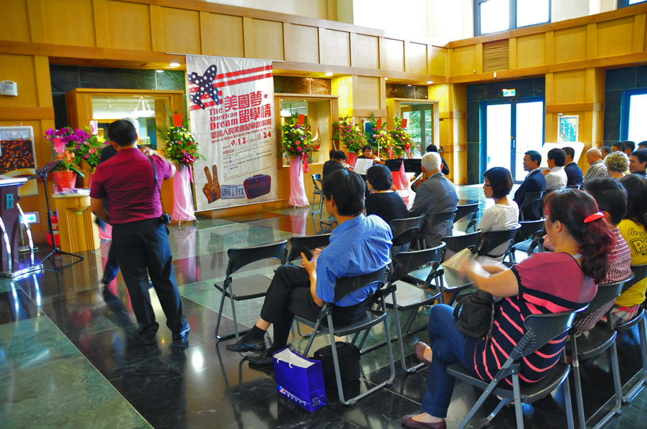 開幕來了許多貴賓 由台東大學音樂系學生進行管弦四重契演出