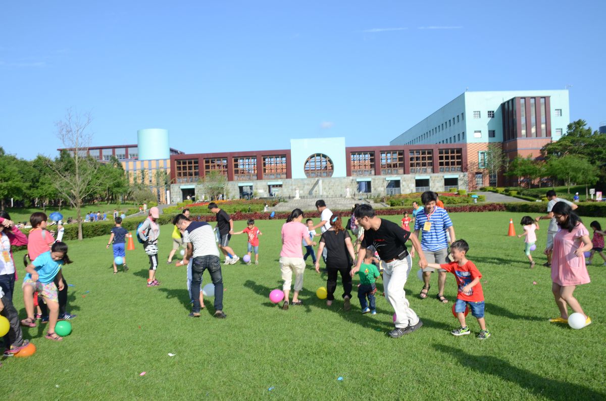 「草地親子運動會」，邀請您在寬闊的草皮上野餐、逛市集、參加趣味球類運動會。-2