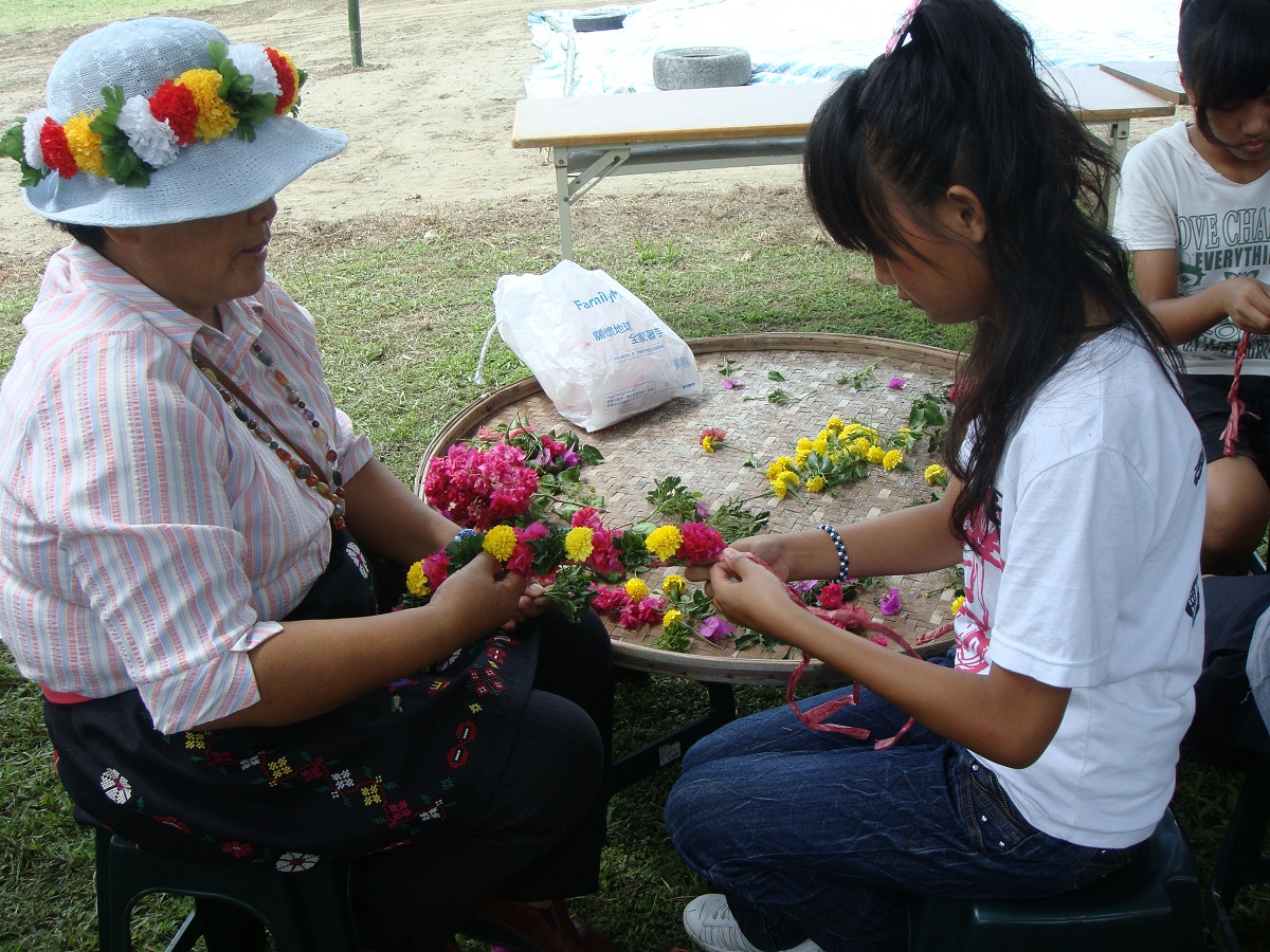 聚在下賓朗花環傳情-