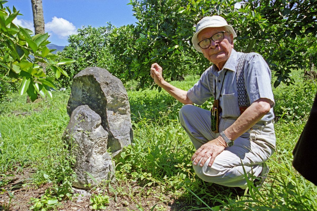 1宋文薰先生於臺東泰源遺址與單石合影（夏麗芳攝）