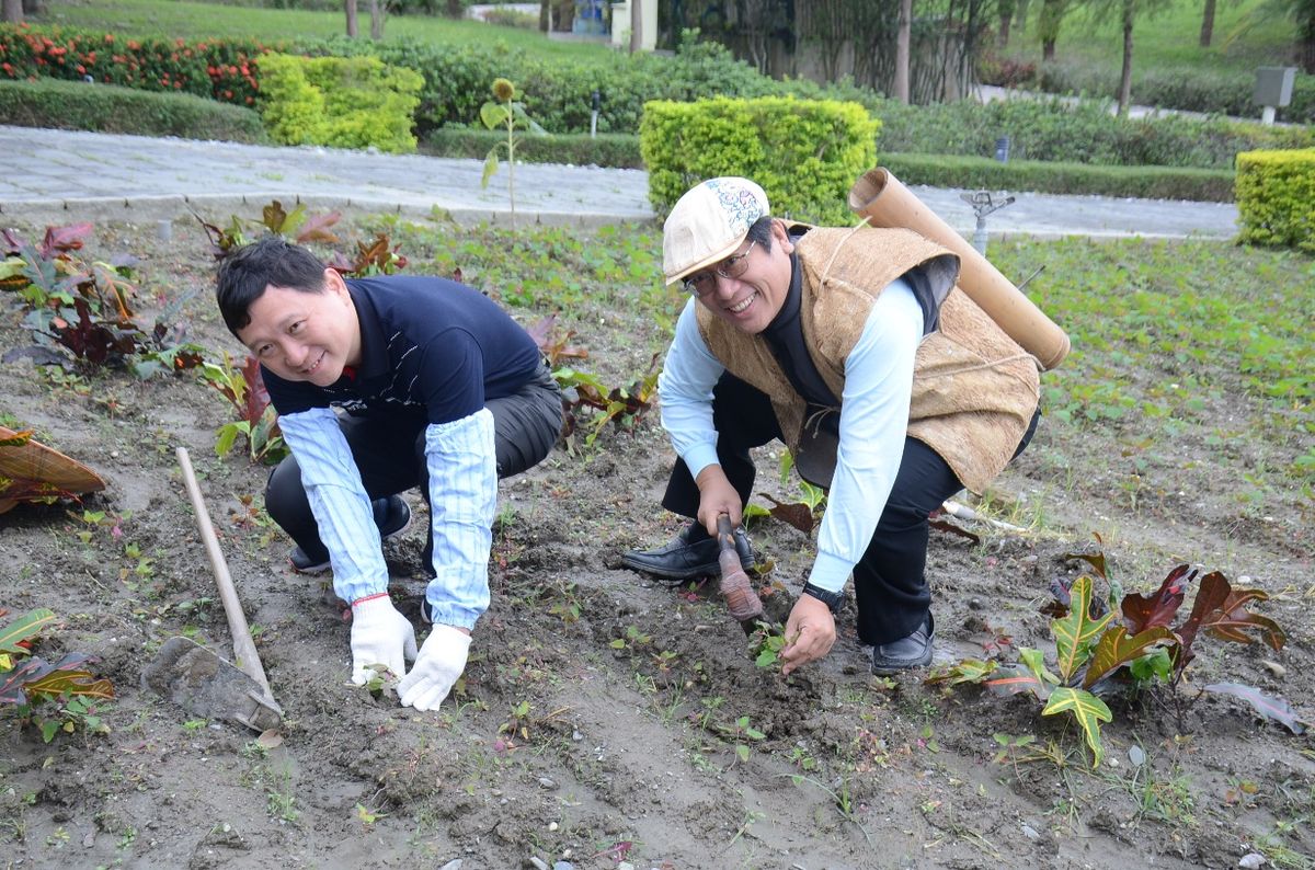 林志興副館長與王志輝分局長共同種下紅藜