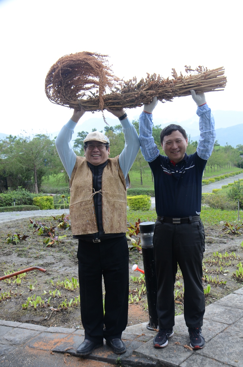 林志興副館長與王志輝分局長高舉紅藜象徵雙方協力合作，貌似臺灣國寶人獸形玉玦