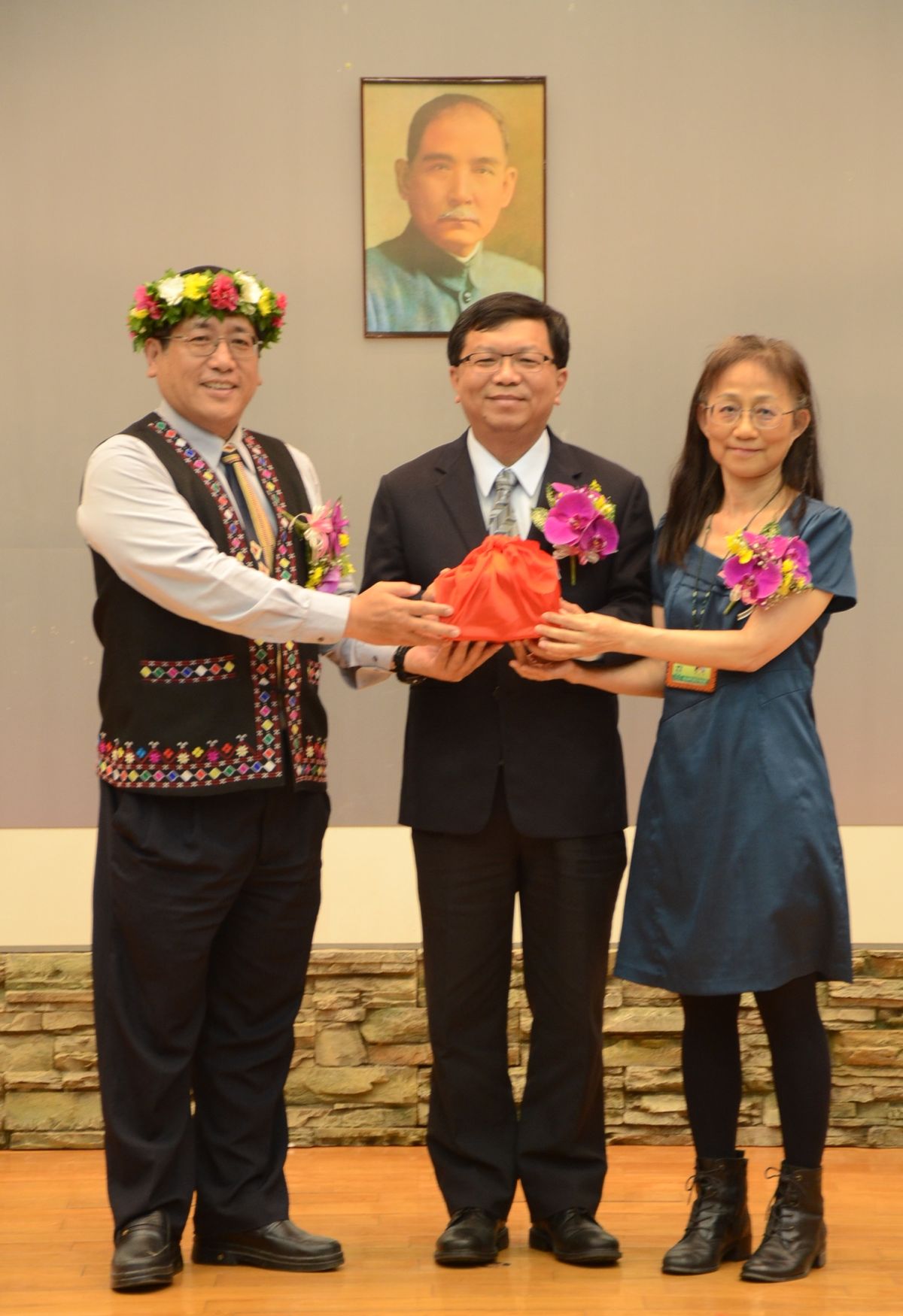 史前館長交接-文化部李連權次長（中）、新任館長李玉芬（右）、代理館長林志興（左）