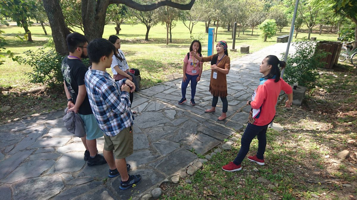 竹筏製作期間，志工於卑南文化公園進行導覽