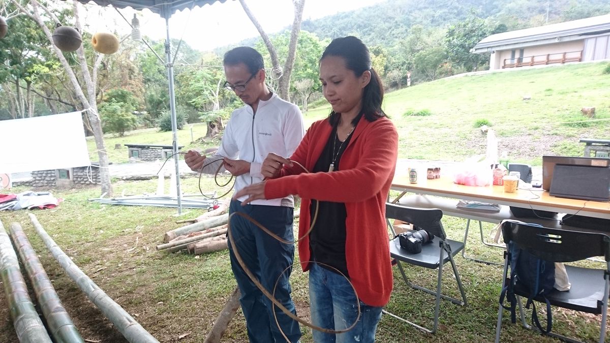 0406竹筏製作期間，志工與海部教授於卑南文化遺址公園練習製作竹筏固定環