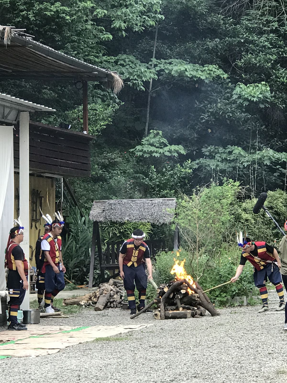 光明禮青年隊點燃火把