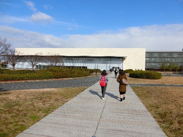 平成知新館正面入館方向。