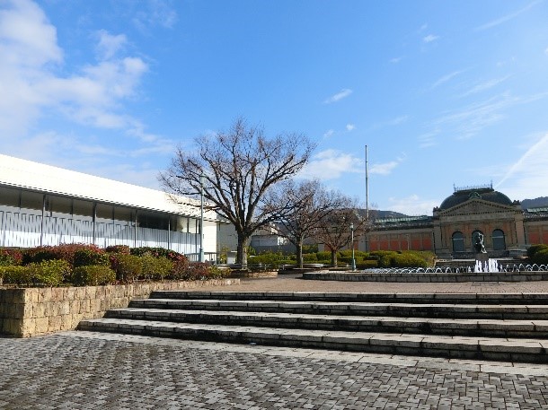 明治古都館（右）平成知新館（左）外觀。