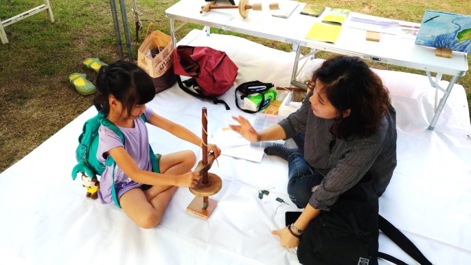 教導幼童正確使用鑽玉器