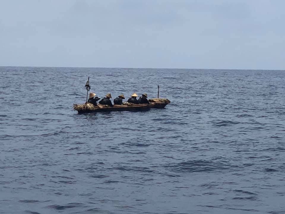 圓木舟划手們在海上靠著太陽、星象、洋流辨別方位，航行中曾幾度迷航