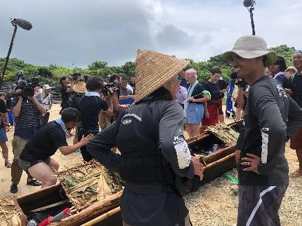 獨木舟抵達，海部先生與划手雀躍交談